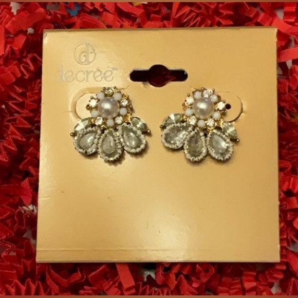 White Flowers With White Teardrop Rhinestones And Faux Pearls 9$